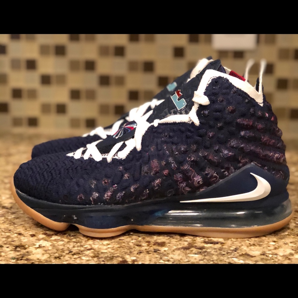 Nike LeBron 17 “UConn”
